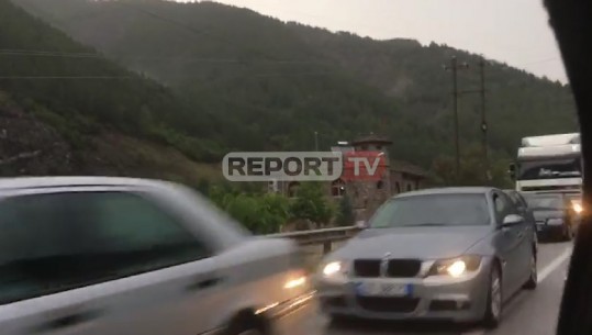 Rrëshqitje dherash në Librazhd, radhë kilometrike automjetesh (VIDEO)
