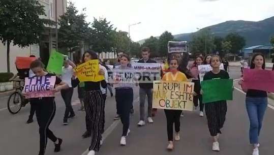 'Për fëmijërinë e vjedhur', të rinjtë e Kukësit marshim sensibilizues kundër përdhunimit (VIDEO)