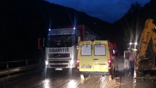 Pas 3 orësh e bllokuar prej rrëshqitjes së gurëve, normalizohet rruga në Murrash (VIDEO)