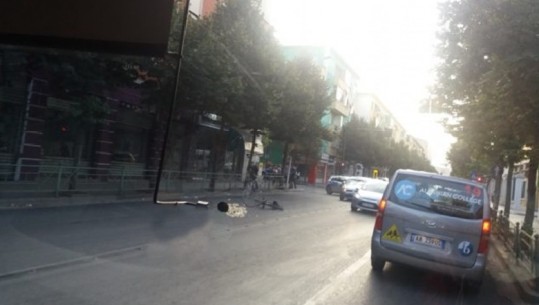 Aksident në 'rrugën e Durrësit', makina përplas 23-vjeçaren me biçikletë
