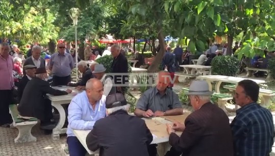 Shqiptarët injorojnë COVID-19, pa maska dhe të grumbulluar, të moshuarit luajnë domino (VIDEO)