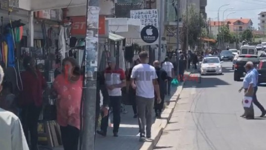 Qytetarët mbushin rrugët e Lezhës, s'ka distancim social dhe as maska mbrojtëse (VIDEO)