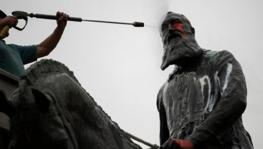 Digjen dhe hidhen në lumë, ‘Black Lives Matter’ sulmon statujat e të kaluarës koloniale (FOTO)