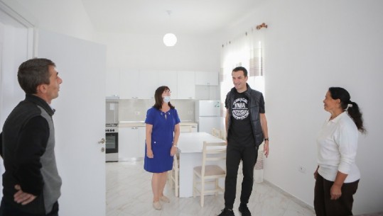Familja Krasniqi në Baldushk merr çelësat e shtëpisë së re, Veliaj: Gati 3000 dosjet e para për pagesat cash