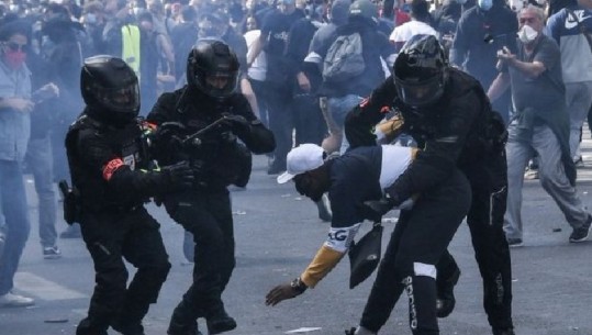 Gurë dhe gaz lotsjellës, protestuesit përplasen me policinë në Francë: Vëllezërit tanë po vdesin!
