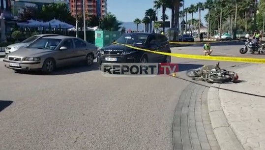 Aksident në Vlorë, makina përplas motorin në Skelë, drejtuesi në spital (VIDEO)