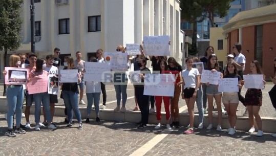 'Ne nuk jemi kavie', protestë edhe maturantët në Lezhë: Për të ditur ç'ka Turi në mendje duhet të jesh psikolog (VIDEO)
