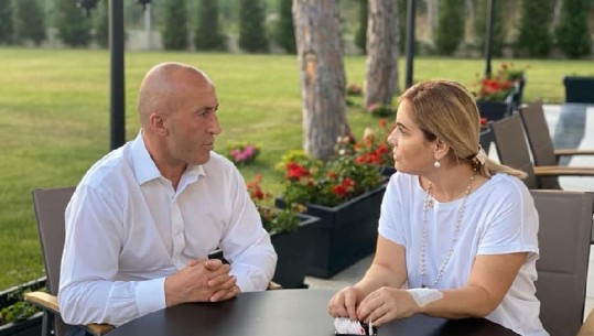 Ramush Haradinaj fundjavë në bregdetin shqiptar, takon Monika Kryemadhin me dorë të fashuar: Diskutim për aktualitetin politik