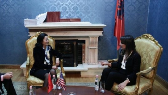 Ambasadorja Yuri Kim takohet me Rudina Hajdarin: E respektoj luftën e saj parimore për më shumë
