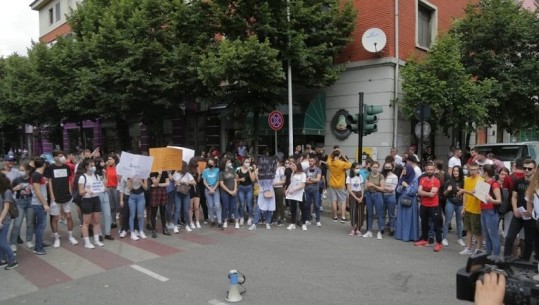 'S'na ka mbetur asgjë për të humbur'/ Maturantët fletushka në shkollë...thirrje për protestë: Shpëto të ardhmen