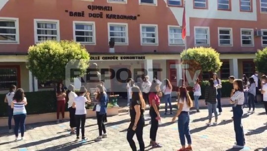 Maturantët në Berat ruajnë distancën brenda oborrit të shkollës! Jashtë saj grupe- grupe