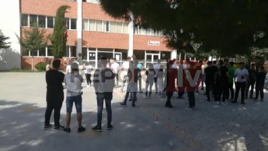 Maturantët në Lushnje u kërkohen maska e doreza, mësuesit pa mjete mbrojtëse (VIDEO)