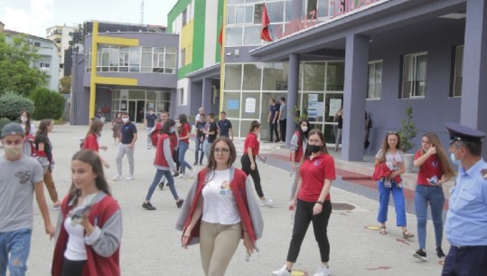 Maturantët përfundojnë në provimin e matematikës: S'kishte paqartësi si testi i Gjuhës Shqipe dhe Letërsisë! 'Harrojnë' COVID-in nga gëzimi