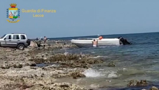 Leçe-Itali, kamufloheshin mes plazhistëve, kapet skafi me 300 kg drogë, tre të arrestuarit dyshohet se janë shqiptarë (VIDEO)