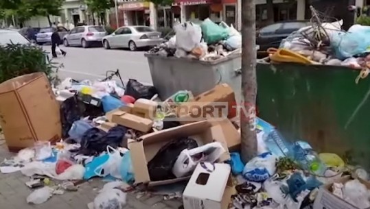 Fati i mbeturinave të Durrësit në drejtim të paditur! Pastrohet qyteti, por kamionët s'kanë vend ku të shkarkohen 