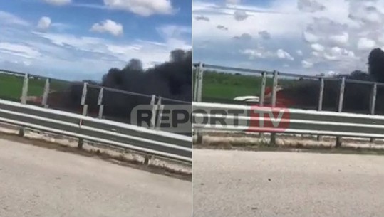 Shoferja humb kontrollin e përplaset me trafikndarësen në autostradën Fier-Vlorë, makina merr flakë (VIDEO)