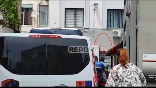 Lihet në burg shoferi i 500 mijë eurove në Durrës! Gruaja e pret te dera: Të dua shumë o jetë, mos ki merak për mua (VIDEO)