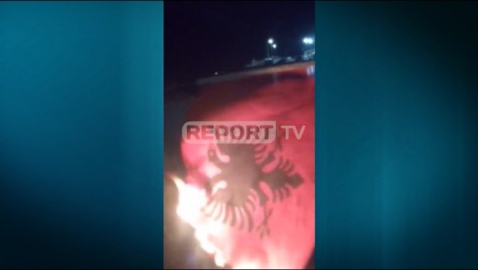 Minoritari grek në Sarandë poston videon duke djegur flamurin kuqezi dhe provokon: Ku janë shqiptarët? (VIDEO)