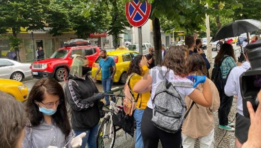 'Anuloni tarifën'! Një grup studentësh protestë pa distancim te 'Arsimi', policia thirrje me megafon: Shpërndahuni! 4 në hetim (VIDEO)