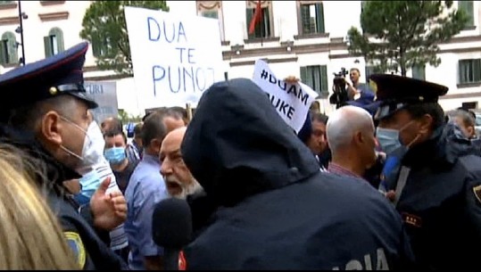 'Shërndahuni'/ Tension mes policisë dhe protestuese të shoqatës së Transportit: Duam pagë shtesë, 40-mijë lekëshi s'na del për bukë (VIDEO)