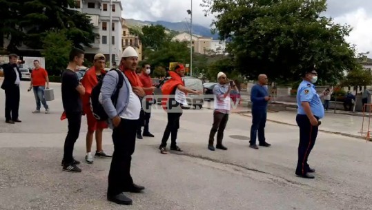 Djegia e flamurit shqiptar nga minoritari, protestë në Gjirokastër: Të largohet konsulli grek! Gjobiten me 5 mln lekë organizatorët  (VIDEO)