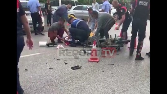 Aksident i rëndë në Elbasan! Motori i pret rrugën makinës së policisë, humb jetën drejtuesi (VIDEO)