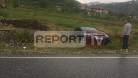 Makina del nga rruga e përfundon në kanal në autostradën Elbasan-Tiranë, nuk ka të lënduar