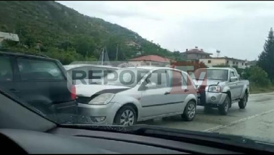 Aksident në aksin Elbasan-Peqin, 4 makina përplasen njëra pas tjetrës (VIDEO)