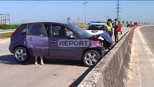 Aksident në autostradën Lushnje-Rrogozhinë, 'Fordi' përplaset me trafikndarësen (VIDEO)