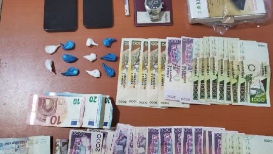 Shpërndante kokainë, arrestohet i riu në Durrës, i sekuestrohen 2 makina dhe lekët nga shitja