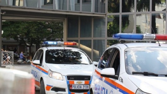 Mbolli 175 rrënjë kanabis fare pranë Tiranës dhe largohet sapo pa policinë, arrestohet 58-vjeçari