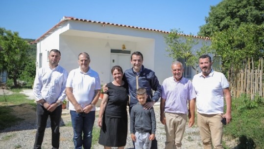Veliaj i dorëzon çelsat e banesës së re familjes në Zall Herr: Përfunduam të gjitha shtëpitë e dëmtuara nga tërmeti i shtatorit