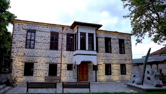 Rama poston video nga restaurimi i shkollës së parë shqipe: Shumë shpejt e hapur edhe për vizitorët