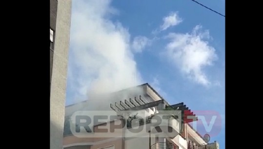 Përfshihet nga flakët kati i fundit i një banese në 'Don Bosko', zjarrfikësja në vendngjarje (VIDEO)