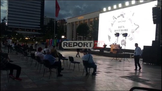 Pas pandemisë, 'Të gjithë e duam Agim Krajkën' & 500 karrige në sheshin 'Skënderbej', në Ditën Botërore të Muzikës
