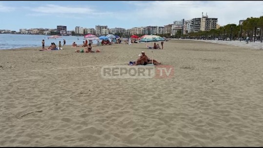 Vlora pret turistët e parë, qytetarët bëjnë plazh me distancë (VIDEO)