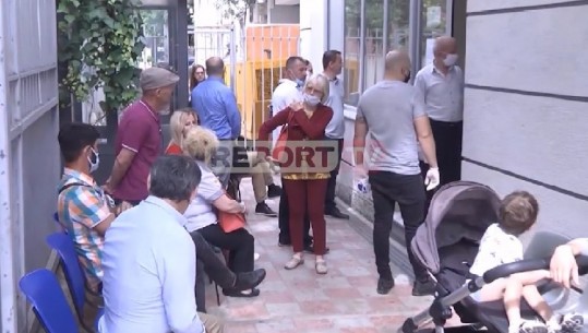 Covid-19 prek sistemin e drejtësisë, karantinohet një sekretare gjyqësorë në Tiranë! Vëzhgimi i Report TV: Nuk ruhet distancimi social