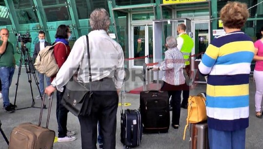 Fluturimet rinisën sot pa protokoll në Rinas/ S'ka plotësim formulari, vetëm dezinfektim! Qytetari: Çmimi i biletës i arsyeshëm (VIDEO)