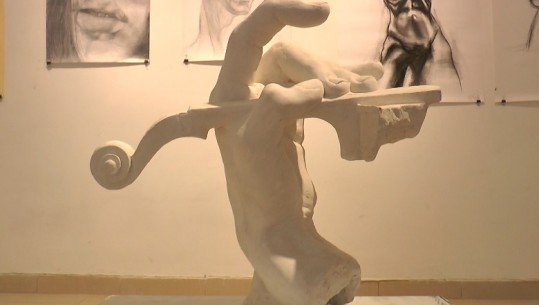 ‘Pandemia’ në skulpturë/Ekspozitë në FAP, studentët e arteve: Duhen më shumë fonde për të rinjtë!