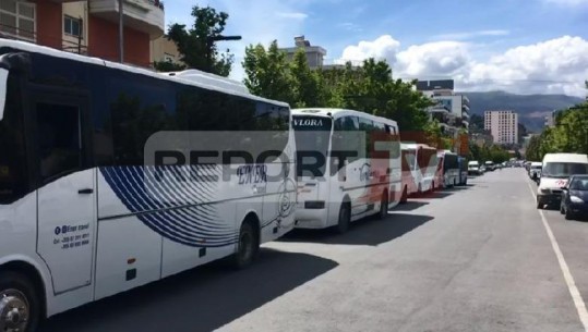 Hapet transporti ndërqytetës në Vlorë: Nuk heqim dorë nga kushtet, s'do rrisim çmimin (VIDEO)