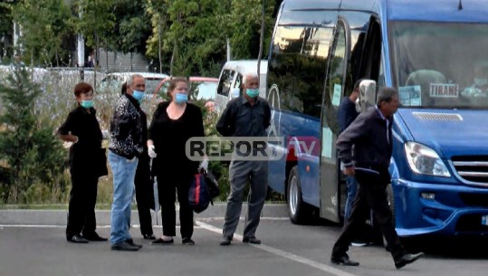 Pasagjerët me maska! Rinis punën transporti ndërqytetas në rrethe, urbanët në Tiranë kyçur! Punonjësit: Duam tjetër pagë lufte! Shoqërohen 15 protestues (VIDEO)