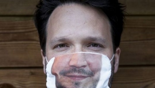 Covid/Ideja e biznesmenit belg: Maska me buzëqeshje për tu mbrojtur nga infeksioni (FOTO)