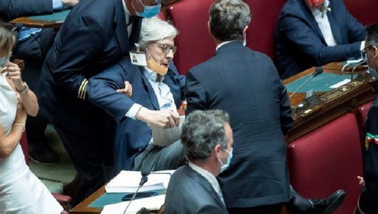 Parlamenti italian, Vittorio Sgarbi nxirret me forcë nga salla i ngritur peshë