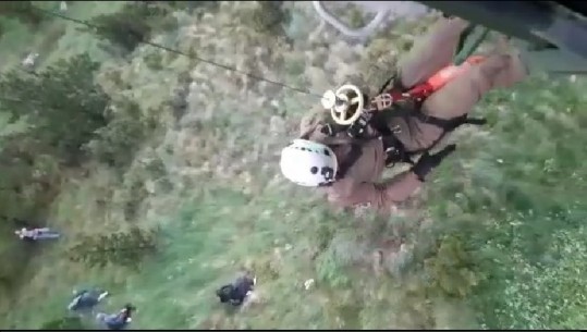 6 turistë kosovarë bllokohen në malin e Jezercës, ja momenti i shpëtimit nga helikopteri i FA-së (Video)