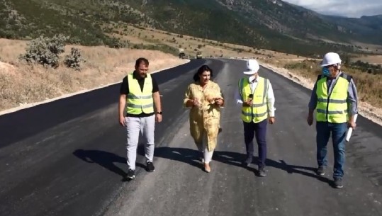 Nis asfaltimi i kilometrave të parë në bypass-in e Vlorës, Balluku: Objektiv, përfundimi në shkurt 2021 (VIDEO)