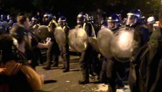 Britanikëve 'u bie pija në kokë', të rinjtë e dehur rrahin e plagosin 22 agjentë policie (FOTO)