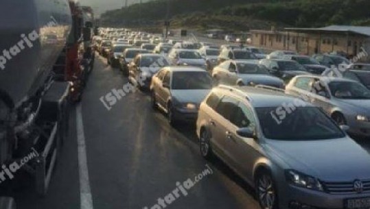Pushuesit kosovarë 'pushtojnë' bregdetin shqiptar! Fluks makinash në Morinë, rekord që nga viti i kaluar...dritë jeshile për turizmin në vend