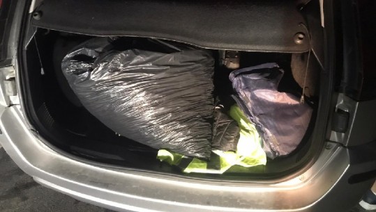 Lëviznin me 8 kilogramë drogë në bagazh, arrestohen dy persona në Fier