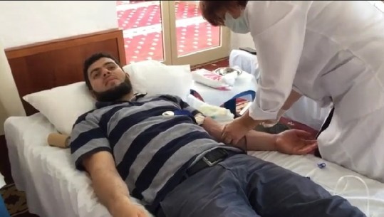 'Shpëto jetë', besimtarët myslimanë të Beratit dhurojnë gjak për fëmijët talasemikë (VIDEO)