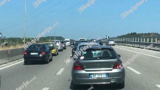 Dyndje drejt plazhit, radhë kilometrike në autostradën Tiranë-Durrës, asnjë patrullë policie (FOTO)